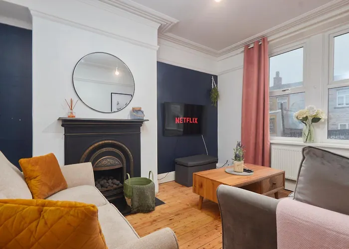 Spacious House With 4 Bedrooms & 6 Beds By Purestay With Parking For 7 Nights Min! * Bradford (West Yorkshire)