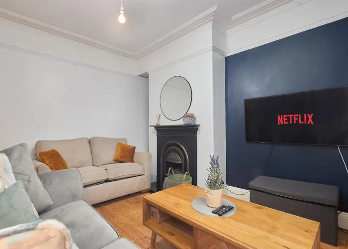 Spacious House With 4 Bedrooms & 6 Beds By Purestay With Parking For 7 Nights Min!