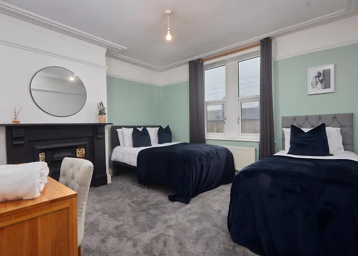 Spacious House With 4 Bedrooms & 6 Beds By Purestay With Parking For 7 Nights Min! Holiday home *