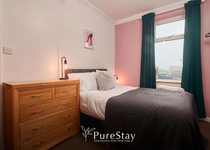 Spacious House With 4 Bedrooms & 6 Beds By Purestay With Parking For 7 Nights Min! Holiday home *