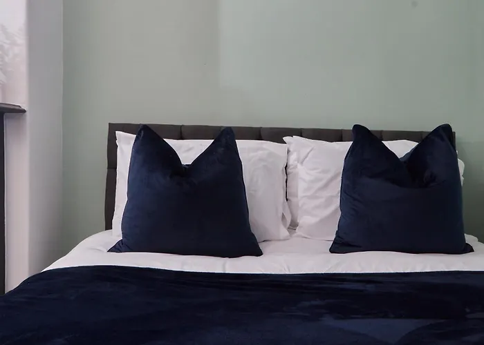 Spacious House With 4 Bedrooms & 6 Beds By Purestay With Parking For 7 Nights Min! *