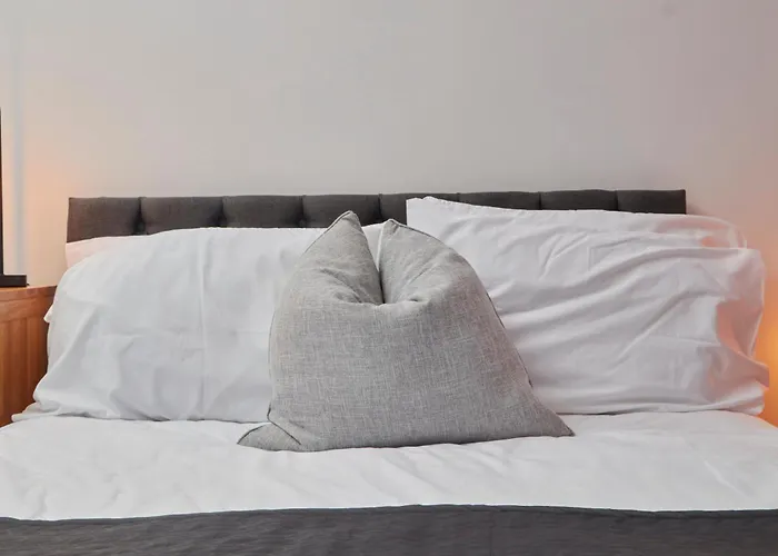 Spacious House With 4 Bedrooms & 6 Beds By Purestay With Parking For 7 Nights Min! Holiday home *