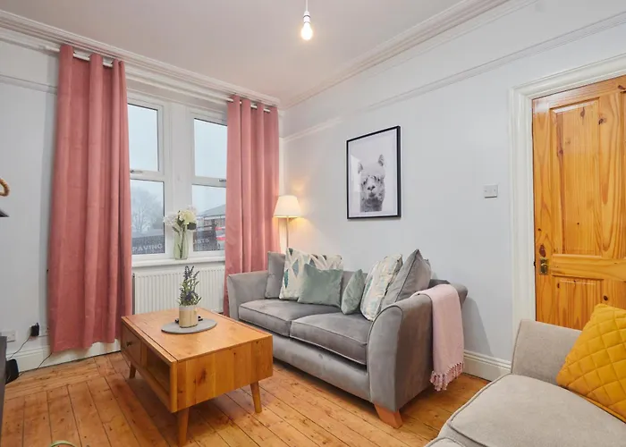 Spacious House With 4 Bedrooms & 6 Beds By Purestay With Parking For 7 Nights Min! Bradford (West Yorkshire)