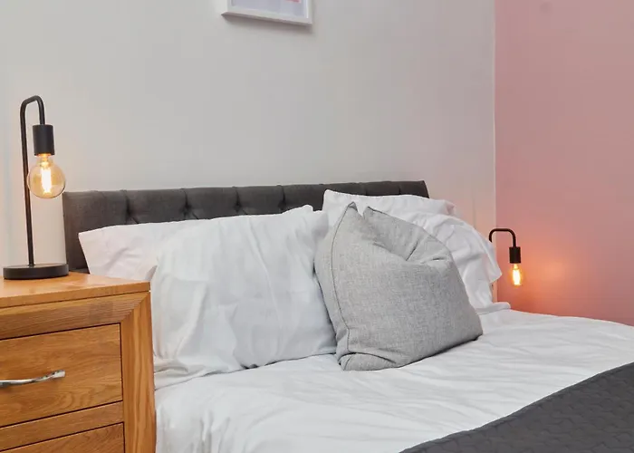 Spacious House With 4 Bedrooms & 6 Beds By Purestay With Parking For 7 Nights Min! Holiday home Bradford (West Yorkshire)