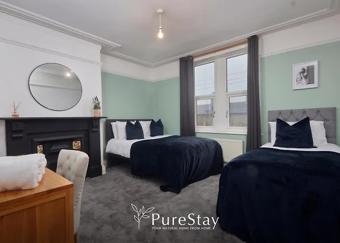 Holiday home Spacious House With 4 Bedrooms & 6 Beds By Purestay With Parking For 7 Nights Min!