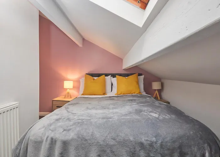 Spacious House With 4 Bedrooms & 6 Beds By Purestay With Parking For 7 Nights Min!