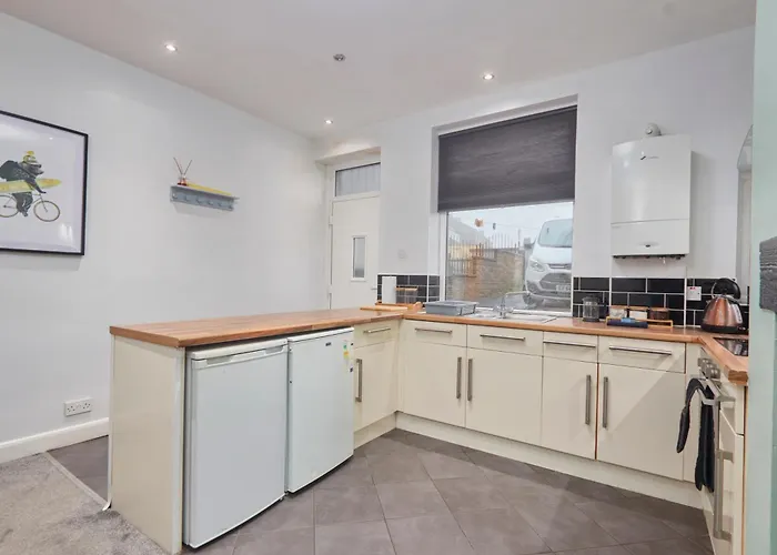 Spacious House With 4 Bedrooms & 6 Beds By Purestay With Parking For 7 Nights Min! * Bradford (West Yorkshire)