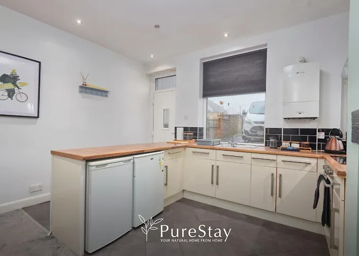 Spacious House With 4 Bedrooms & 6 Beds By Purestay With Parking For 7 Nights Min! *