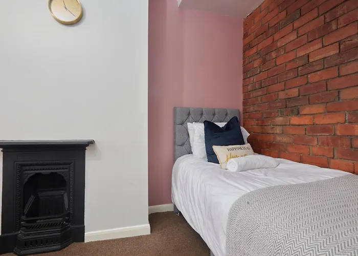 Holiday home Spacious House With 4 Bedrooms & 6 Beds By Purestay With Parking For 7 Nights Min!