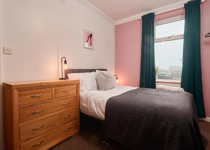 Spacious House With 4 Bedrooms & 6 Beds By Purestay With Parking For 7 Nights Min! * Bradford (West Yorkshire)