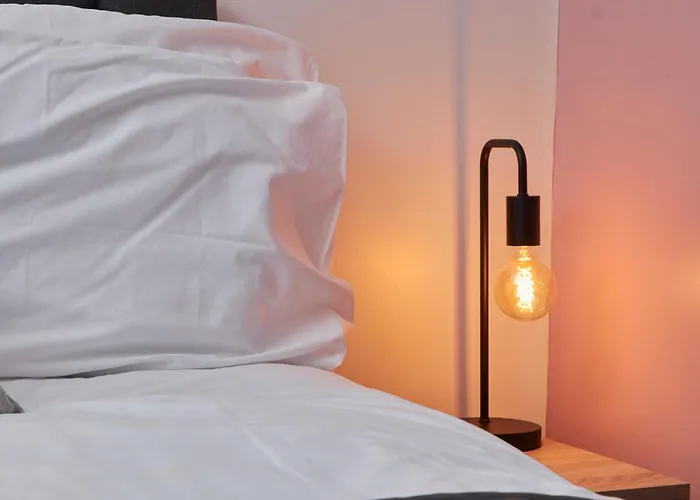 Spacious House With 4 Bedrooms & 6 Beds By Purestay With Parking For 7 Nights Min! Holiday home *