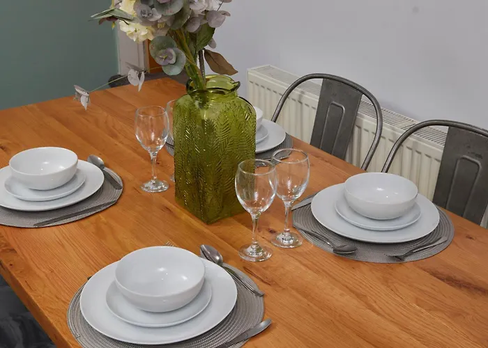 Spacious House With 4 Bedrooms & 6 Beds By Purestay With Parking For 7 Nights Min!