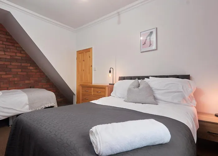 Spacious House With 4 Bedrooms & 6 Beds By Purestay With Parking For 7 Nights Min! Bradford (West Yorkshire)