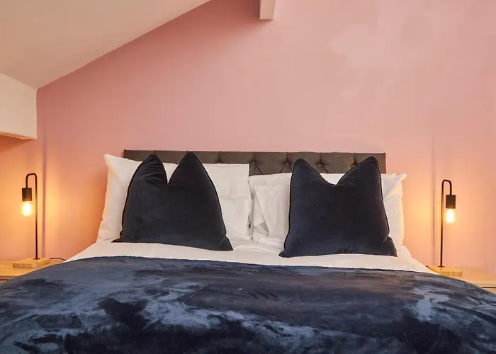 Holiday home Spacious House With 4 Bedrooms & 6 Beds By Purestay With Parking For 7 Nights Min!