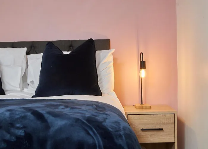 Spacious House With 4 Bedrooms & 6 Beds By Purestay With Parking For 7 Nights Min! Holiday home *