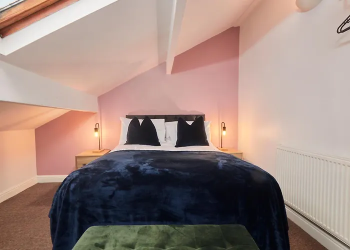 Holiday home Spacious House With 4 Bedrooms & 6 Beds By Purestay With Parking For 7 Nights Min! *