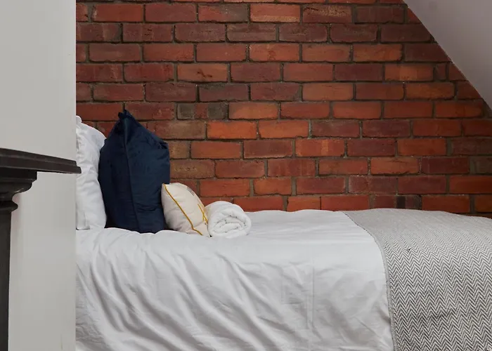 Spacious House With 4 Bedrooms & 6 Beds By Purestay With Parking For 7 Nights Min! *