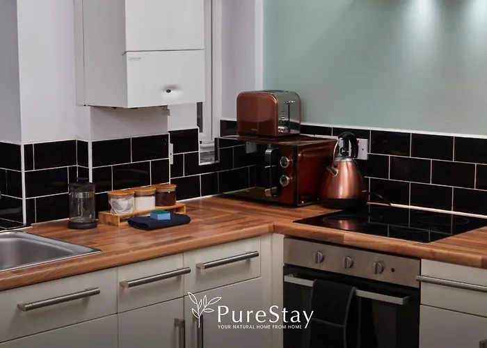 Spacious House With 4 Bedrooms & 6 Beds By Purestay With Parking For 7 Nights Min! Holiday home