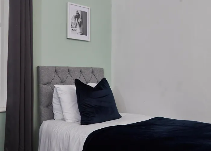 Spacious House With 4 Bedrooms & 6 Beds By Purestay With Parking For 7 Nights Min! Holiday home