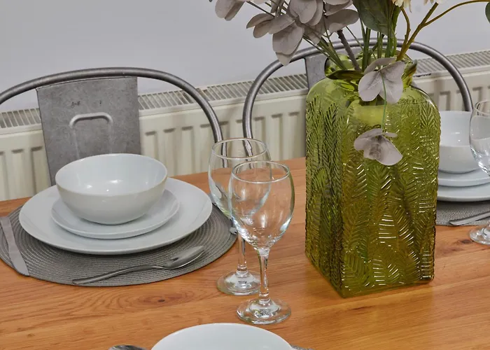 Spacious House With 4 Bedrooms & 6 Beds By Purestay With Parking For 7 Nights Min! Holiday home Bradford (West Yorkshire)