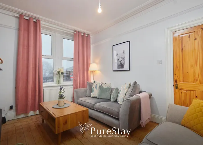 Holiday home Spacious House With 4 Bedrooms & 6 Beds By Purestay With Parking For 7 Nights Min!