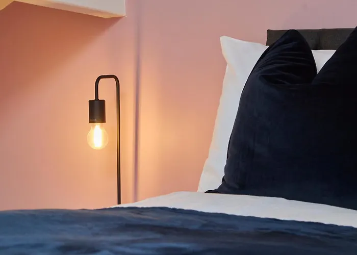 Spacious House With 4 Bedrooms & 6 Beds By Purestay With Parking For 7 Nights Min! Holiday home *