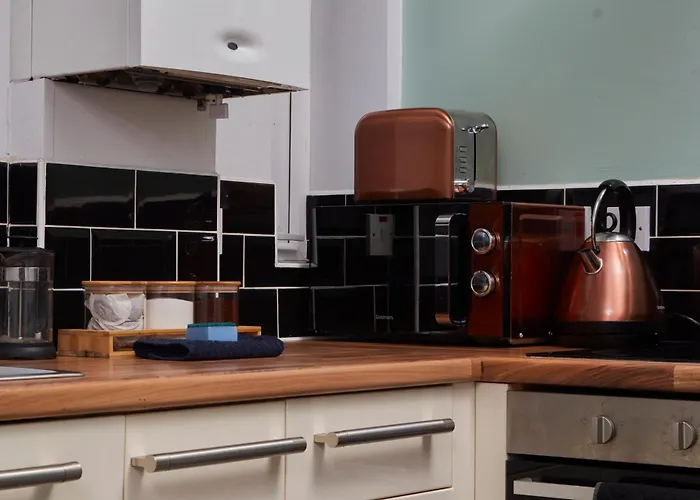 Holiday home Spacious House With 4 Bedrooms & 6 Beds By Purestay With Parking For 7 Nights Min! *