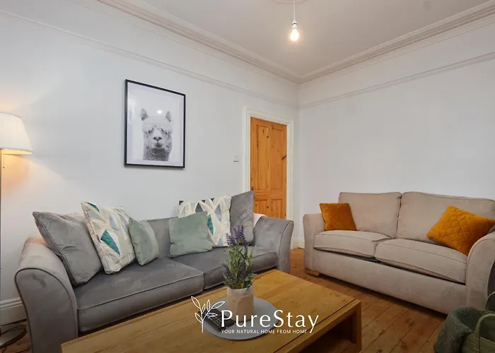 Holiday home Spacious House With 4 Bedrooms & 6 Beds By Purestay With Parking For 7 Nights Min! *