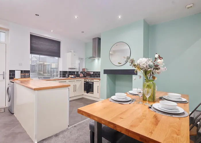 Spacious House With 4 Bedrooms & 6 Beds By Purestay With Parking For 7 Nights Min! Holiday home Bradford (West Yorkshire)