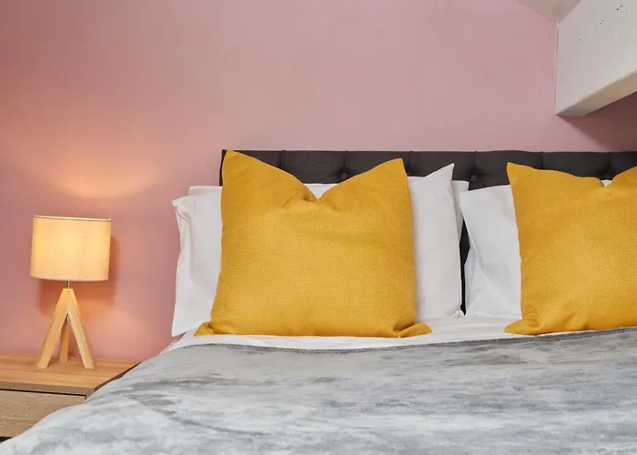 Spacious House With 4 Bedrooms & 6 Beds By Purestay With Parking For 7 Nights Min! *