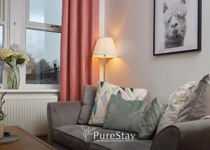 Spacious House With 4 Bedrooms & 6 Beds By Purestay With Parking For 7 Nights Min!