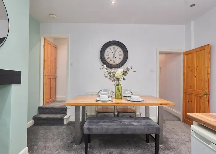 Spacious House With 4 Bedrooms & 6 Beds By Purestay With Parking For 7 Nights Min! Holiday home *