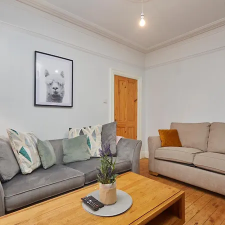 Spacious House With 4 Bedrooms & 6 Beds By Purestay With Parking For 7 Nights Min! *