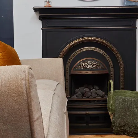 Spacious House With 4 Bedrooms & 6 Beds By Purestay With Parking For 7 Nights Min!