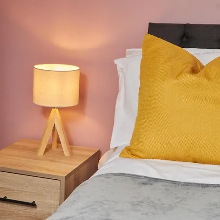 Spacious House With 4 Bedrooms & 6 Beds By Purestay With Parking For 7 Nights Min! *