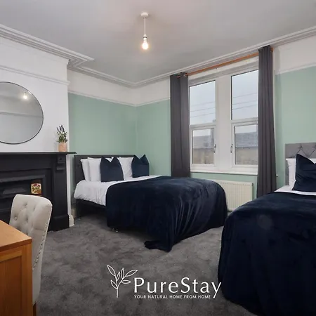 Vakantiehuis Spacious House With 4 Bedrooms & 6 Beds By Purestay With Parking For 7 Nights Min!