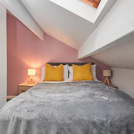 Spacious House With 4 Bedrooms & 6 Beds By Purestay With Parking For 7 Nights Min!