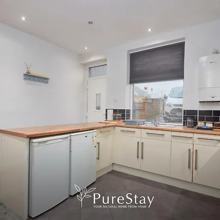 Spacious House With 4 Bedrooms & 6 Beds By Purestay With Parking For 7 Nights Min! *