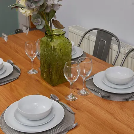 Spacious House With 4 Bedrooms & 6 Beds By Purestay With Parking For 7 Nights Min!