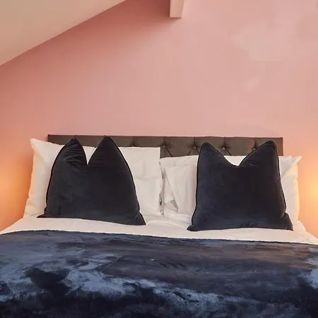 Vakantiehuis Spacious House With 4 Bedrooms & 6 Beds By Purestay With Parking For 7 Nights Min!