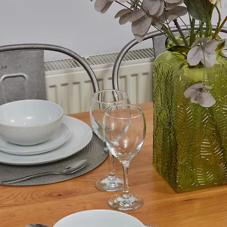 Spacious House With 4 Bedrooms & 6 Beds By Purestay With Parking For 7 Nights Min! Vakantiehuis Bradford (West Yorkshire)