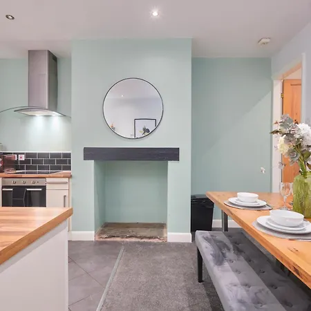 Spacious House With 4 Bedrooms & 6 Beds By Purestay With Parking For 7 Nights Min! *