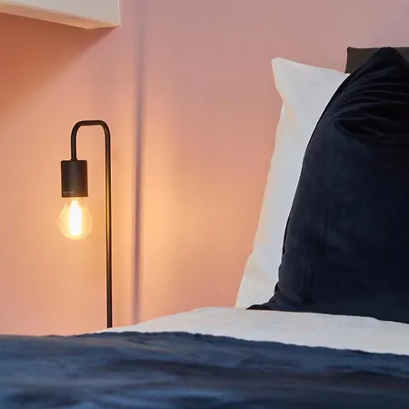 Spacious House With 4 Bedrooms & 6 Beds By Purestay With Parking For 7 Nights Min! Vakantiehuis *