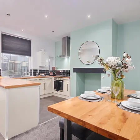 Spacious House With 4 Bedrooms & 6 Beds By Purestay With Parking For 7 Nights Min! Vakantiehuis Bradford (West Yorkshire)